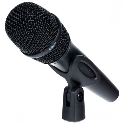 Microfone preto com botão ON/OFF num suporte preto