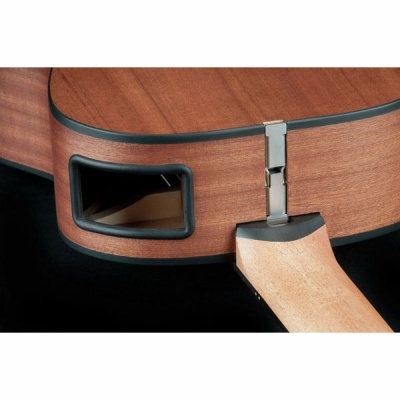 Traseira de violão em madeira castanha clara com braço em madeira clara e encaixe metálico