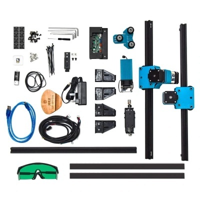 Componentes e peças para impressora 3D organizados em fundo branco