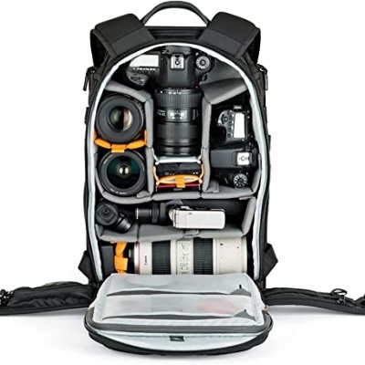 Mochila preta para equipamento fotográfico aberta com câmeras e lentes organizadas