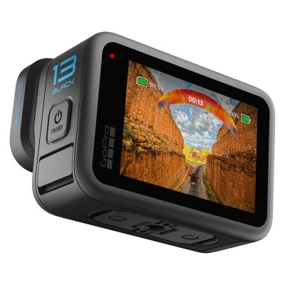 Câmara de ação GoPro HERO 13 Black com ecrã a mostrar desfiladeiro e parapente
