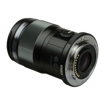 Objetiva de câmara fotográfica preta com anel texturizado e contacto elétrico