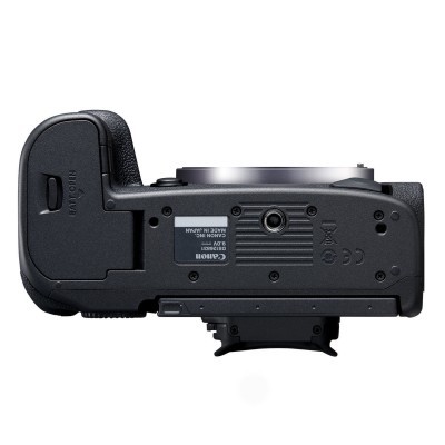 Parte inferior de uma câmera Canon EOS M6 Mark II preta com suporte de tripé e selo