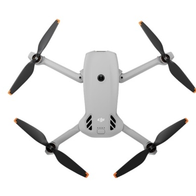 Drone cinza DJI com quatro hélices pretas com pontas laranja