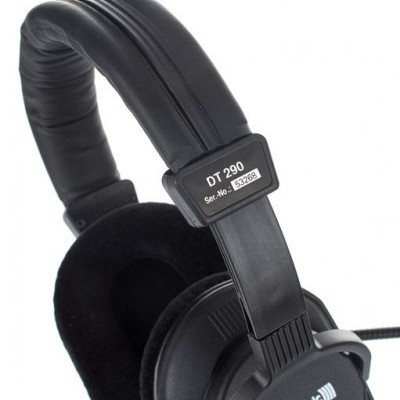 Auscultadores pretos over-ear com etiqueta DT 290 e ser. NO 532668