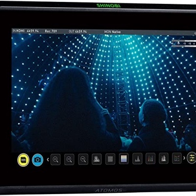 Monitor Atomos SHINOBI com imagem de pessoas sob luzes azuis no ecrã.
