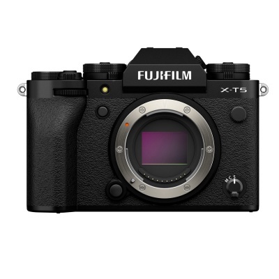 Câmara fotográfica Fujifilm X-T5 preta sem lente com visor e controles visíveis