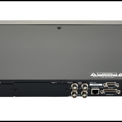 Vista traseira de equipamento eletrónico preto com conectores e etiquetas