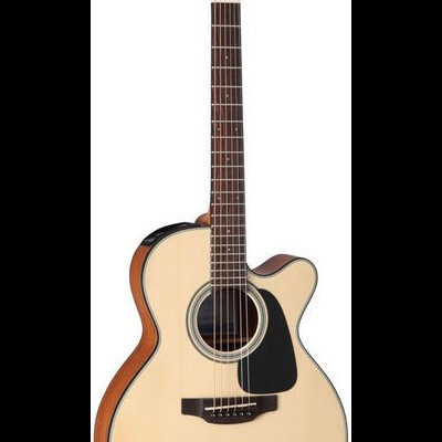 Guitarra acústica de madeira clara com proteção preta e seis cordas