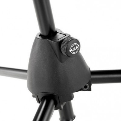 Base preta de tripé com botão 'K&M'
