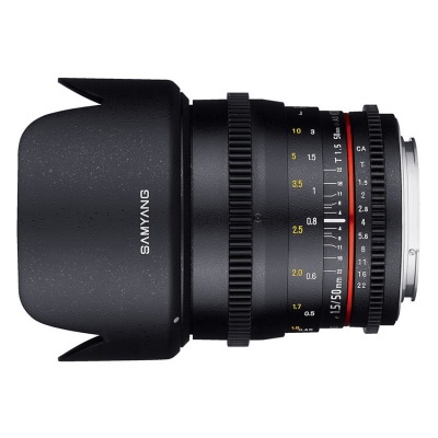 Objetiva fotográfica preta Samyang com anel de foco e para-sol
