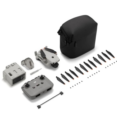 Drone compacto cinzento com acessórios e bolsa preta sobre fundo branco