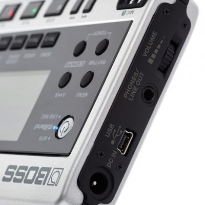 Aparelho de gravação Boss cinza metálico com botões e portas visíveis