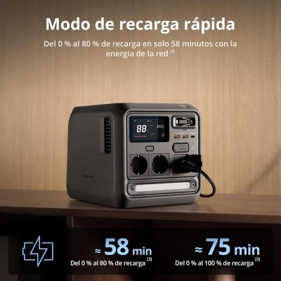 Unidade portátil de energia preta com ecrã digital e tomadas sobre mesa de madeira