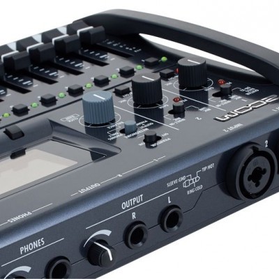 Interface de áudio preta com botões e entradas na lateral