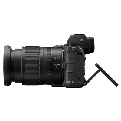 Câmara fotográfica digital preta com lente de zoom e ecrã articulado, fundo branco