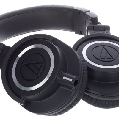 Auscultadores pretos com detalhes prateados e almofadas acolchoadas da Audio-Technica