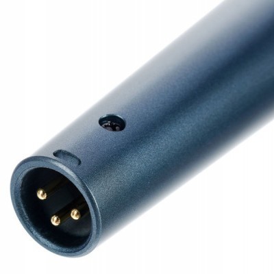Conector XLR metálico azul escuro com três pinos dourados