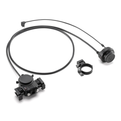 Cabo com conectores e suportes em plástico e metal preto