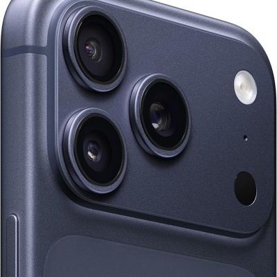 Traseira de smartphone azul com três câmaras e flash