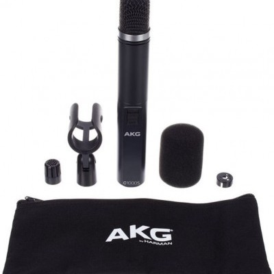microfone AKG C1000S preto com acessórios e bolsa preta