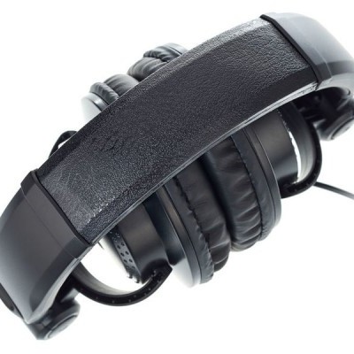 Auriculares over-ear pretos com almofadas de couro sintético e cabo