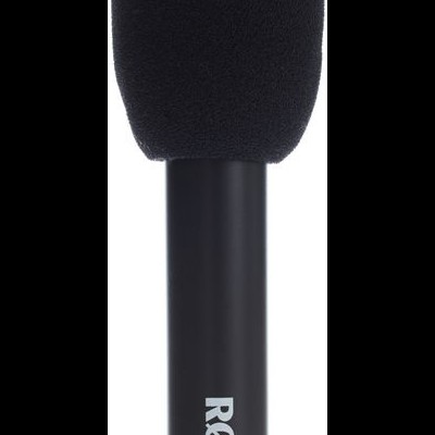 Microfone preto com espuma de proteção e logotipo RØDE