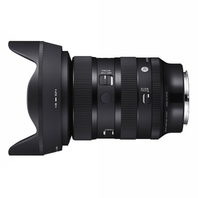 Objetiva fotográfica preta com ajustes e viseira, fundo branco