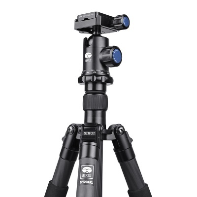 Tripé preto com botões azuis e inscrições SIRUI e T-1204XLS