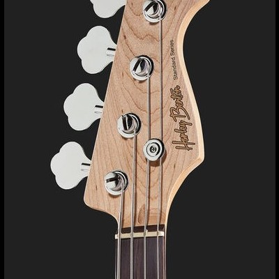 Cabeça de baixo elétrico com tarraxas cromadas e texto Harley Benton.