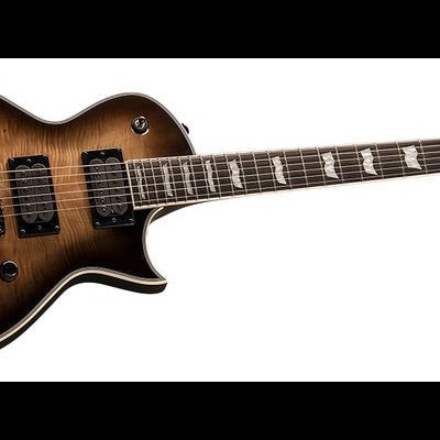 Guitarra elétrica castanha com padrão natural da madeira e detalhes em preto