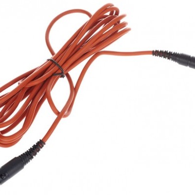 Cabo de áudio laranja com ficha de jack 3,5 mm e conector XLR