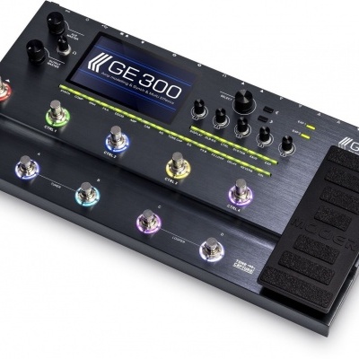Pedaleira de guitarra GE 300 preta com visor digital e botões iluminados
