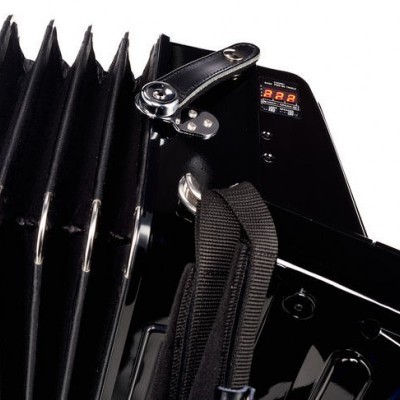 Acordeão preto com fole, palhetas e painel eletrónico