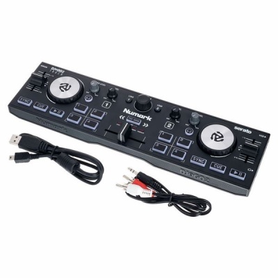 Controlador DJ Numark preto com cabos USB e cabos de áudio RCA
