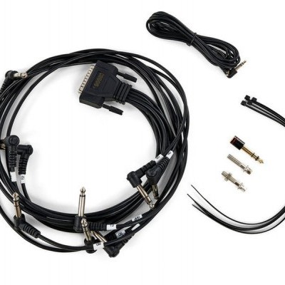 Cabos de áudio e acessórios pretos sobre fundo branco