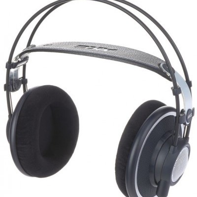 Headphones pretos com estrutura metálica prateada e almofadas grandes