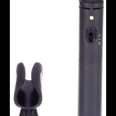 Microfone preto metálico com suporte de microfone plástico preto em fundo branco