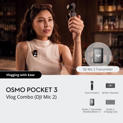 Mulher a segurar estabilizador Osmo Pocket 3 com microfone DJI Mic 2, fundo de bar
