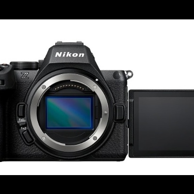 Máquina fotográfica digital Nikon preta com visor articulado