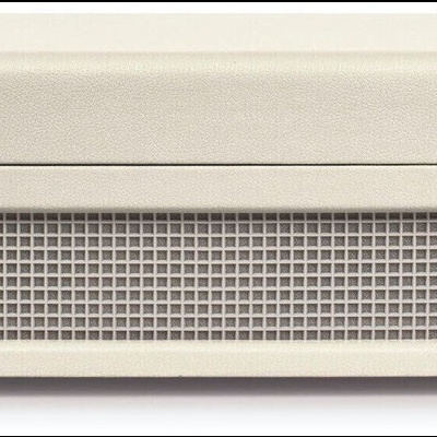 Equipamento eletrônico retangular cinza claro com grelha quadrada na frente