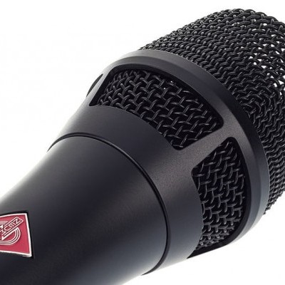 Microfone de mão preto com logotipo vermelho e branco