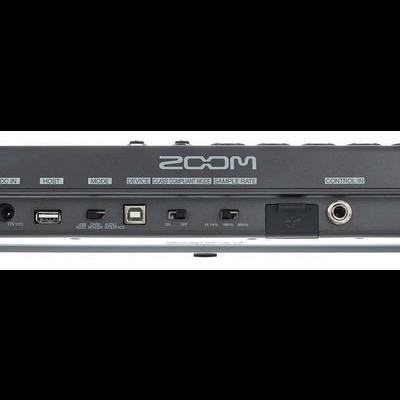 Pedal de efeitos para guitarra ZOOM visto de trás com várias portas e botões