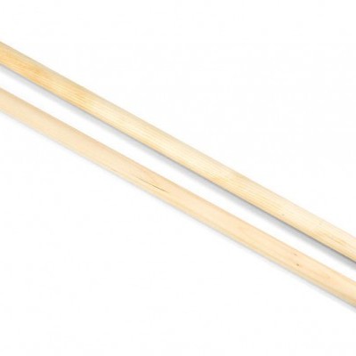 Par de baquetas de madeira clara com pontas arredondadas em fundo branco