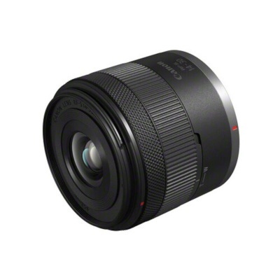 Objetiva fotográfica Canon RF 24MM F2.8 STM preta isolada em fundo branco