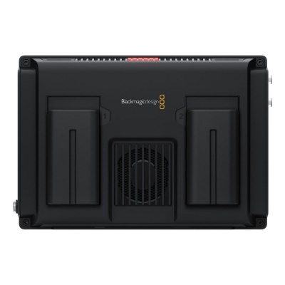 Monitor profissional Blackmagic Design preto com duas baterias e ventilador central