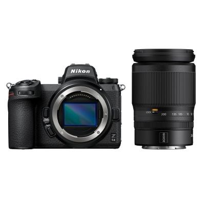 Máquina fotográfica Nikon Z 6II com objetiva 24-200mm preta num fundo branco