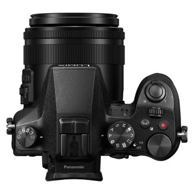 Câmara digital Panasonic preta vista de cima com lente e botões