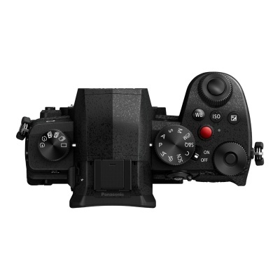 Vista superior de câmara fotográfica digital preta Panasonic com botões variados