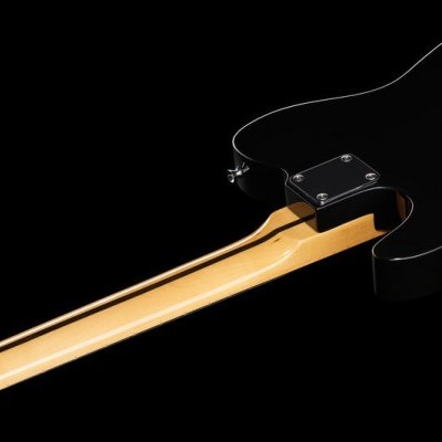 Parte traseira de guitarra elétrica preta com braço em madeira clara